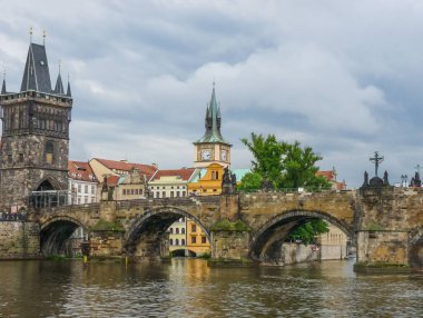 Çek Cumhuriyeti Prag 'daki bulutlu gökyüzü arka planında güzel bir mimari manzarası