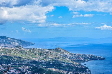 Madeira Adası Kayalıkları 'nın ve Portekiz' deki deniz manzarasının havadan çekimi.