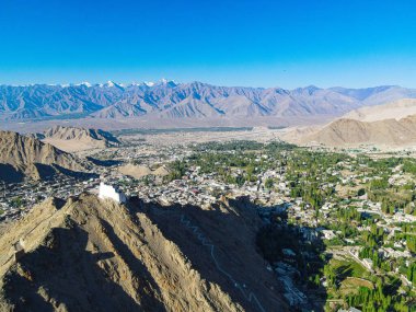 Himalayalar 'ın arka plandaki havadan çekimleri Leh şehri manzaralı.