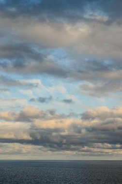 Bulutlar, Okyanus yakınlarındaki Günbatımında Renkli Bulutlar