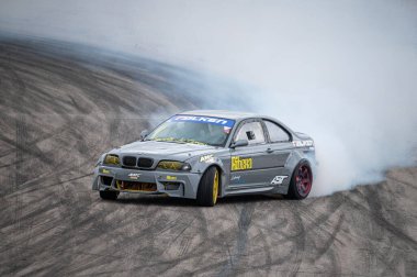 E46 yarış pistinde sürükleniyor