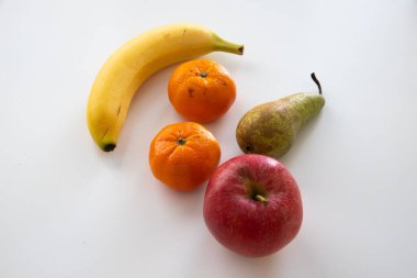 Beyaz arka planda izole edilmiş çeşitli meyvelerin yakın çekimi.