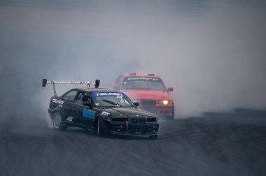 Siyah Bmw E36 Navarra pistinde sürükleniyor.