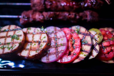 Bir tabak tavuk ve sığır barbeküsü yanında da bir bardak taze mojito.