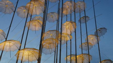 Yunanistan 'ın Selanik kentinde mavi gökyüzü ile turistik bir yer olan Zongolopoulos' un Şemsiyelerin güzel bir görüntüsü