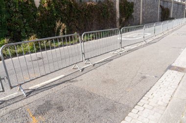 Yoldaki metal güvenlik bariyerleri.