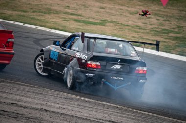 Siyah Bmw E36 Navarra pistinde sürükleniyor.