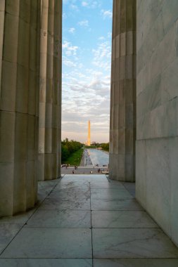 Gün batımında ulusal alışveriş merkezinin güzel bir manzarası.