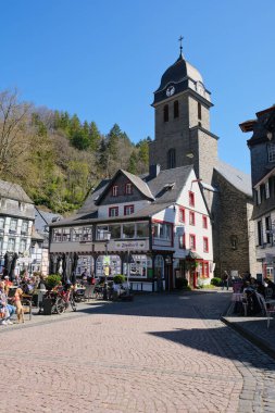 Monschau, Eifel denilen güzel bölgede küçük bir yer, küçük caddelerin manzarası, eski binalar, turistik yerler.