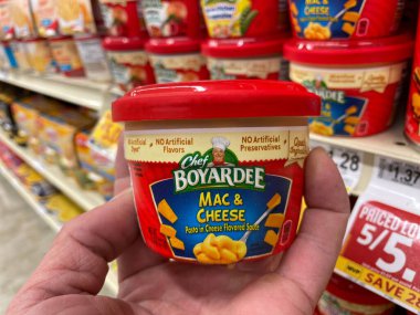 Grovetown, Ga USA - 03: 20 22: Perakende satış mağazası şefi Boyardee mac n cheese cup