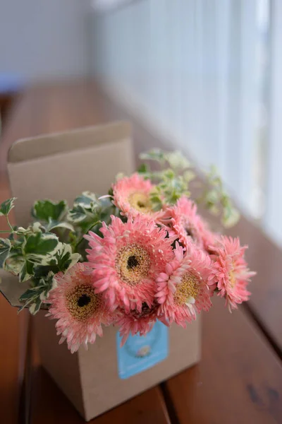 Bir Kutuda Pembe Gerbera Papatya Çiçekleri — Stok fotoğraf