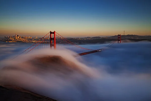 サンフランシスコのゴールデンゲートブリッジに浮かぶ夕日の雲の空中写真 — ストック写真