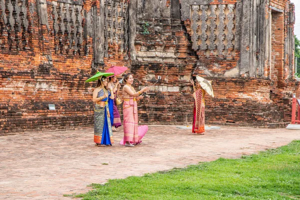 Donne Thailandesi Abito Tradizionale Tempio Wat Chai Watthanaram Ayutthaya Thailandia — Foto Stock