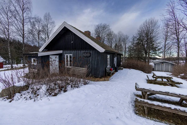 挪威洛仑斯科格冬季的一座在多云的天空下的农村房屋 — 图库照片