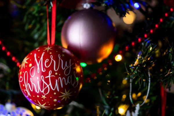 Foco Suave Bugigangas Natal Brilhantes Penduradas Uma Árvore — Fotografia de Stock