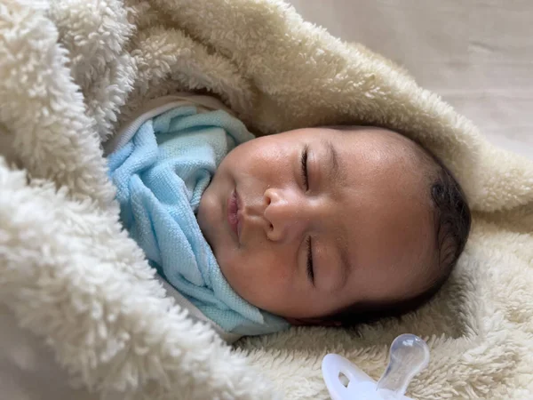 Doce Bebê Tranquilo Deitado Lençol Branco Desfrutar Cochilo Diurno Dentro — Fotografia de Stock