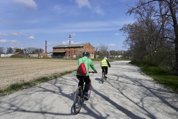 Man Woman Riding Bicycles Path Next Field Bike Trip — Stockfoto