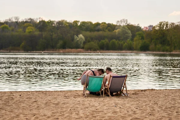 People Resting Sandy Shore Rusalka Lake Sunny Spring Day — Stock Photo, Image