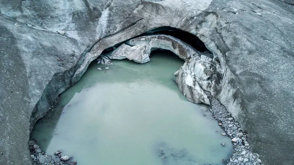 Pequeno Lago Alpino Rodeado Por Rochas — Fotografia de Stock