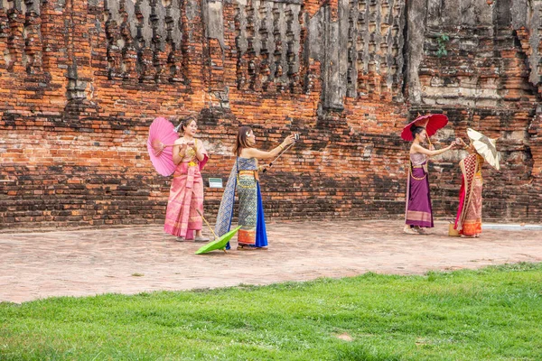 Mujeres Tailandesas Vestidas Manera Tradicional Templo Wat Chai Watthanaram Ayutthaya — Foto de Stock