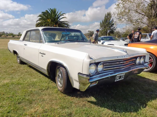 White Old Luxury Oldsmobile Ninety Eight Sport Coupe Hardtop 1963 — Stock Photo, Image