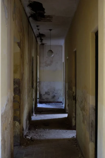 Vertical Shot Old Abandoned Apartment Building — Stockfoto