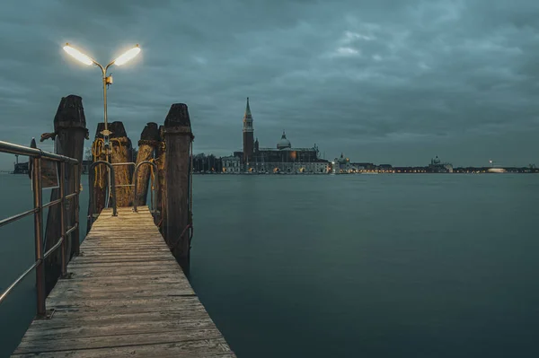 Een Luchtfoto Van Venetië Omgeven Door Gebouwen Water Achter Een — Stockfoto