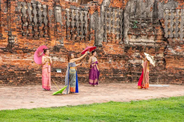 Mujeres Tailandesas Vestidas Manera Tradicional Templo Wat Chai Watthanaram Ayutthaya — Foto de Stock