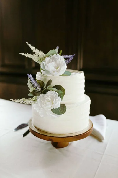 Eine Nahaufnahme Einer Weißen Hochzeitstorte Mit Blumenschmuck — Stockfoto