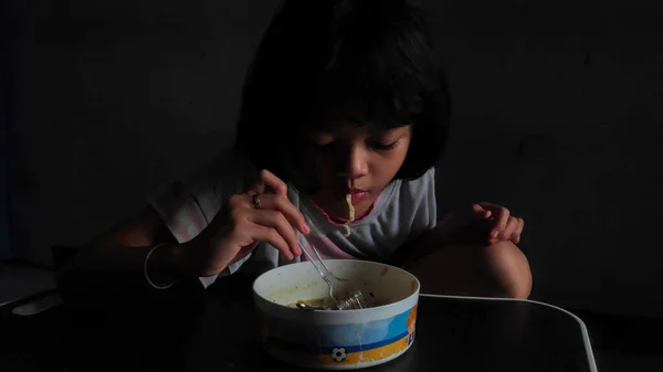 Schattig Aziatisch Kind Meisje Eten Instant Noedels Voor Haar Maaltijd — Stockfoto