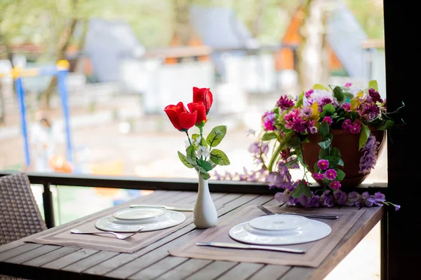 Servert Bord Bukett Røde Tulipaner Vase Restauranten – stockfoto