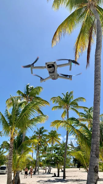 Drone Dji Mavic Air Aleggia Sulla Spiaggia Con Palme Cielo — Foto Stock