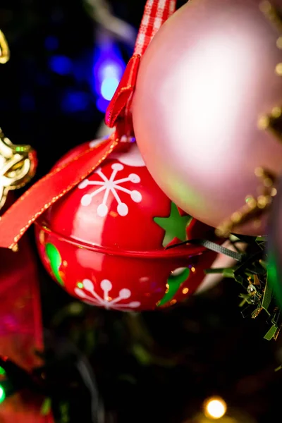 Vertical Closeup Shot Red Ornament Christmas Tree — Fotografia de Stock