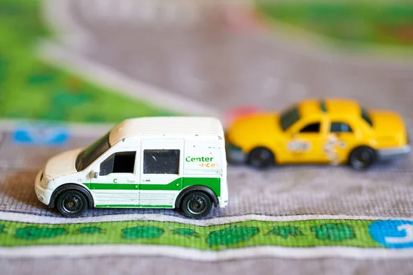 Mattel Matchbox品牌玩具车在玩具路垫上的特写 — 图库照片