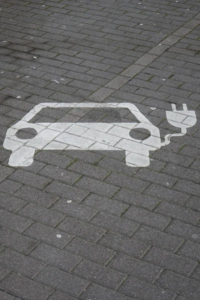 White Symbol Parking Place Recharging Electric Cars Grey Cobblestones Green — Stock Photo, Image