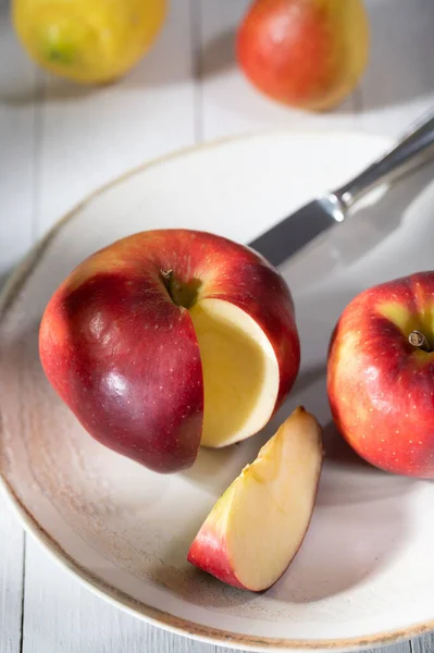 Halves Red Apple Whole Apple White Plate Table — Stock Photo, Image