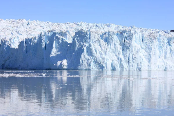 Una Hermosa Toma Icebergs Reflejándose Mar Groenlandia — Foto de Stock