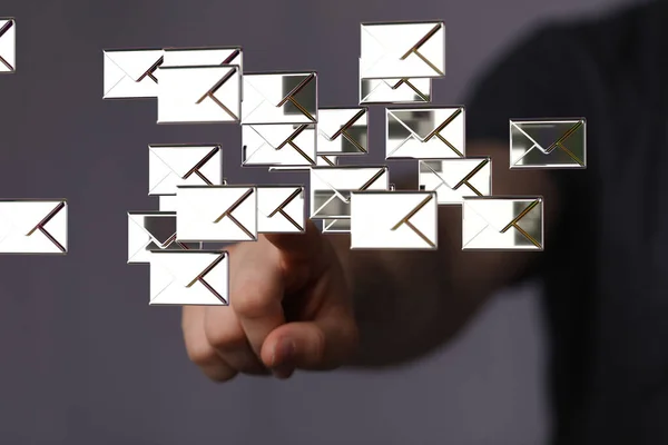 電子メールマーケティングの概念の3Dレンダリングを提示する人 — ストック写真