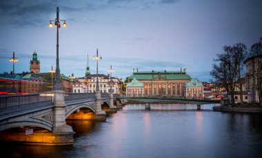 İsveç 'in Stockholm kentindeki Gamla Stan (Eski Şehir) köprüsünden bir manzara