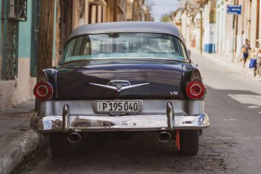 Küba sokaklarında güzel siyah bir Ford arabanın güzel bir görüntüsü.
