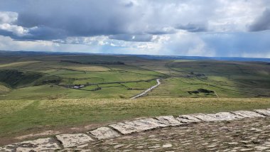 İngiltere 'de bir köydeki yemyeşil Umut Vadisi' nin güzel manzarası