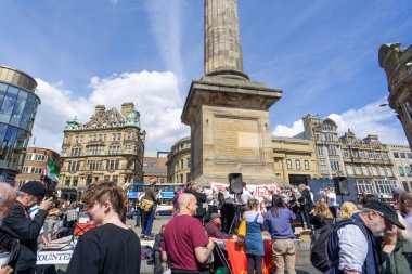 İnsanlar bir Mayıs yürüyüşüne katılıyor, işçi hakları, eşitlik, NHS için kampanya yapıyor ve barış umutlarını paylaşıyor.
