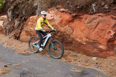 La Palma Kanarya Adası, İspanya 'nın batısında bisiklet süren bir dağ bisikletçisi.