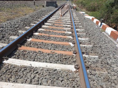 Paslı tren raylarının yüksek açılı görüntüsü.