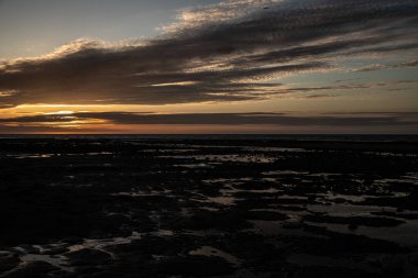 Tayvan 'daki Caota kumsal plajında gün batımının güzel bir görüntüsü.