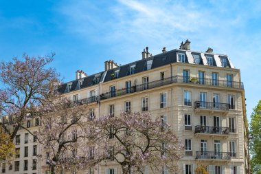 Paris, güzel binalar, Beaumarchais bulvarı, 11. Bölge, ilkbahar.