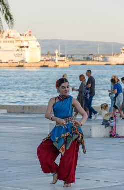 Bir kadın sokak sanatçısı, Hırvatistan 'ın Split kentinde gün ışığında el hareketleriyle geleneksel Asya dansını sergiledi.
