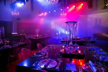 Partinin yapılacağı yerdeki Mor temalı dekor Johannesburg, Güney Afrika 'da düzenlenen büyük bir şirket galasında.