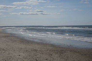 Güneşli bir günde, Blokhus Caddesi 'nden (Blokhus Sahili) güneye bakıyoruz, Kuzey Jutland, Danimarka