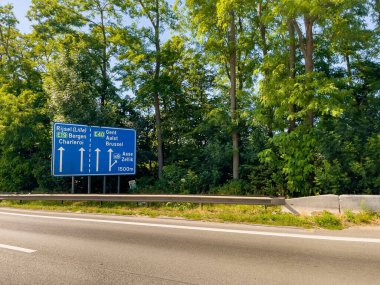 Belçika 'nın kırsal kesiminde araba penceresi manzarası